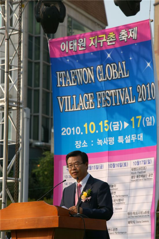 성장현 용산구청장이 이태원 축제에서 인사말을 하고 있다.