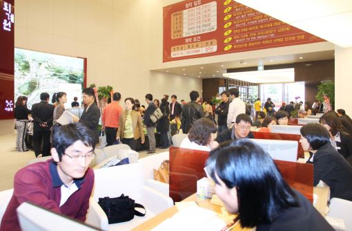 "보금자리보다 싸다는데.." 新별내 퇴계원 어울림 '북적'