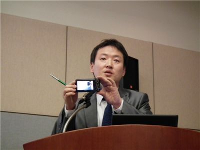 한국후지필름 관계자가 지난 15일 열린 한국 전자전에서 3D 카메라 기술을 소개하고 있다.  