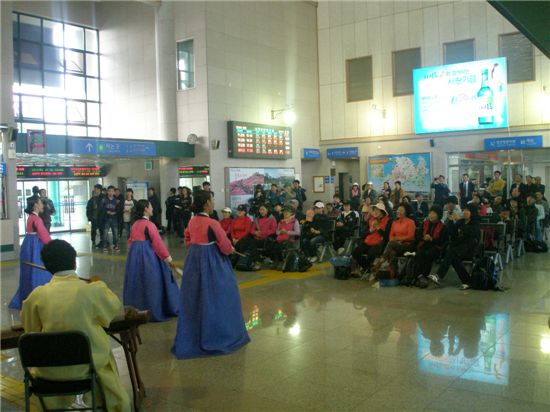 남원역 맞이방에서 국악공연을 보고 있는 철도 손님들.