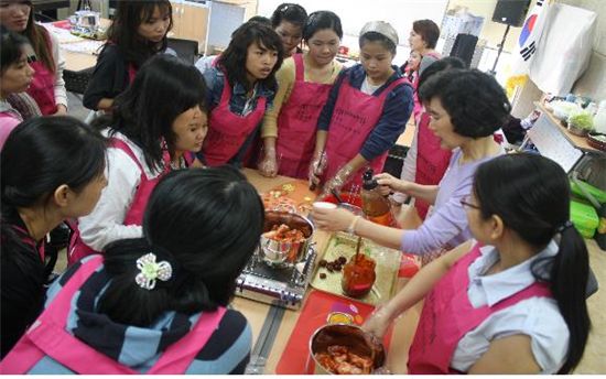다문화 가족 여성을 위한 한식교실 수업 장면