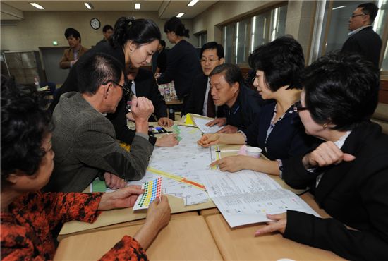 황학동 주민들의 '우리 마을 어떻게 만들 것인가' 토론 장면