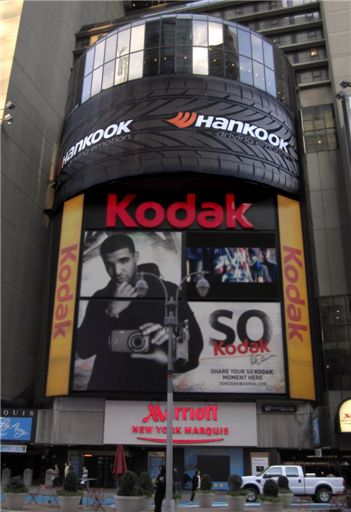 뉴욕 타임스퀘어에 자리한 '초대형 타이어' 눈길