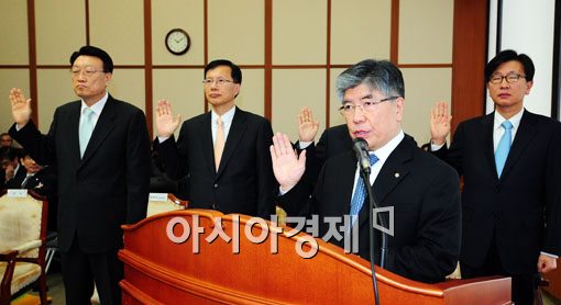 [포토] 증인선서하는 김중수 총재