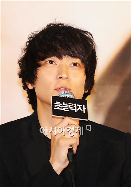 Actor Ko Soo speaks to reporters during a press conference for film "Haunters" held at a Megabox theater in Dongadaemun of Seoul, South Korea on October 18, 2010. [Park Sung-ki/Asia Economic Daily]