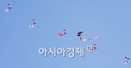 [포토] 스카이다이빙 개막을 알리며