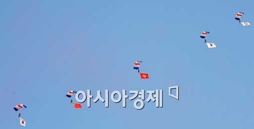 [포토] 스카이다이빙 개막을 알리며
