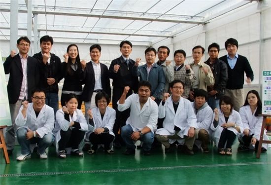 ▲ 농촌진흥청 인삼과 소속 연구원들이 충북 음성에 위치한 연구실에서 화이팅을 외치고 있다. 