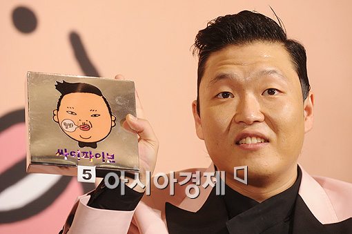 '19금' 싸이, 음원에 이어 음반까지 1위 차지. '기염'