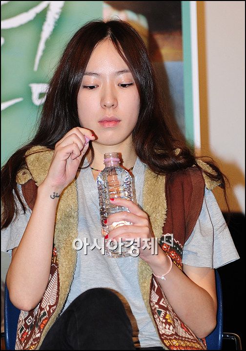 [포토]물 마시는 요조 '기자회견 긴장되요'