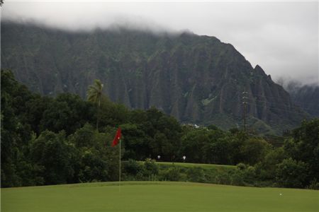  하와이 팔리골프장 13번홀(파3ㆍ180야드). 뒷편으로 절벽 같은 코올라우산이 구름에 정상이 가려져 있다.