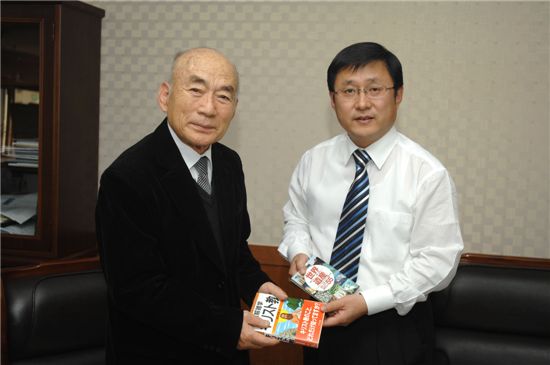김성환 노원구청장이 상계동에 사는 주용로씨(81)로부터 일본도서 등 1000여권을 기증받았다