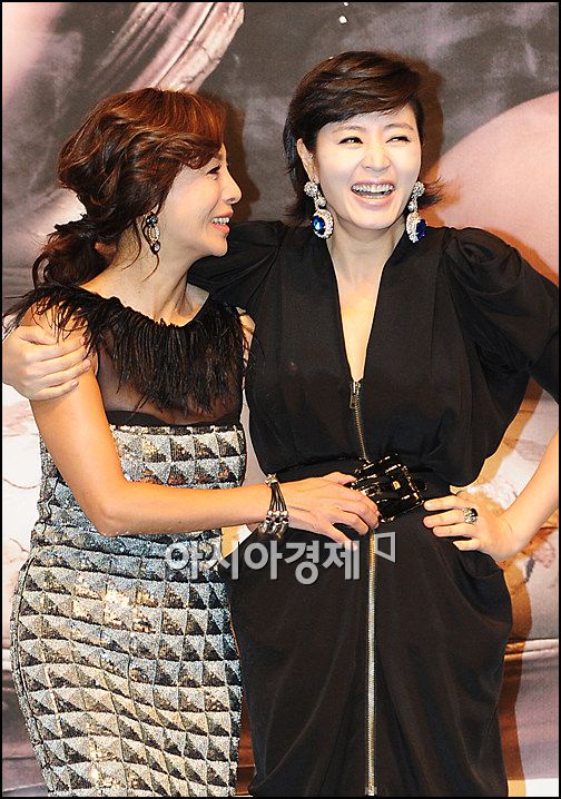 [포토]김혜수 부축받는(?) 황신혜
