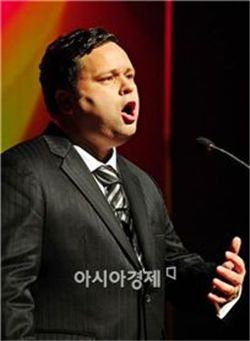 '스타탄생 원조' 폴 포츠, 희망나눔 콘서트서 따뜻한 감동 선사