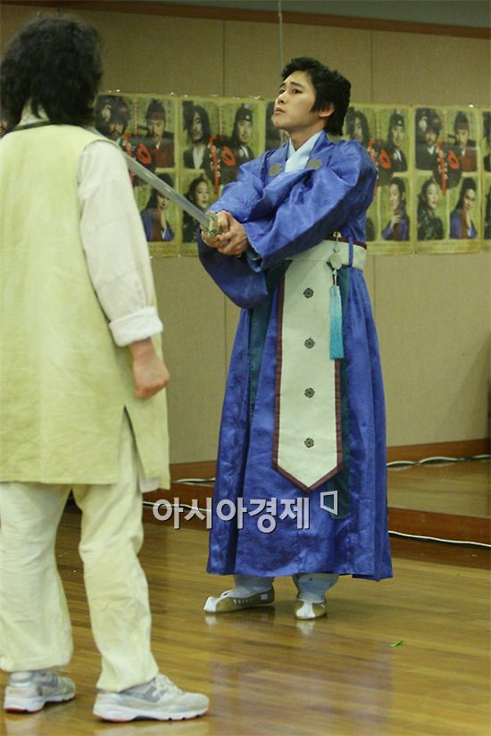 [포토]칼 든 정태우, 독기 서린 눈빛