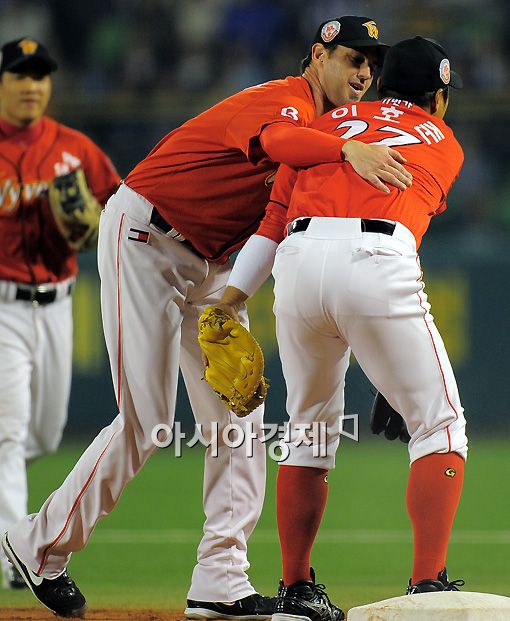 [포토]글로버 '(이)호준 수비 좋았어'