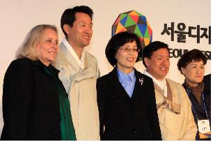 박춘희 송파구청장(가운데)가 오세훈 서울시장 등과 대상 수상 기념 촬영을 했다.