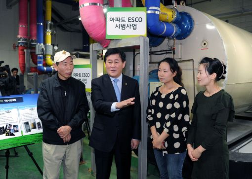 [포토]최경환 "노후아파트 에너지효율 ↑ 관리비 ↓"