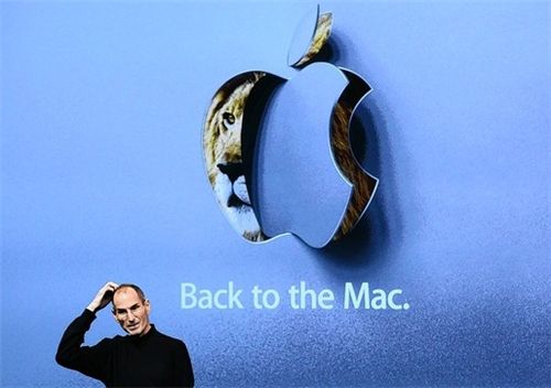 스티브 잡스 애플 CEO는 20일(현지 시간) 신형 노트북 '맥북 에어'를 공개했다. 