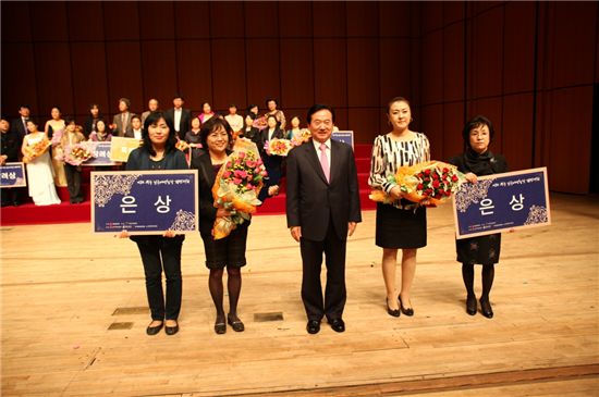 관악구 구립여성합창단이 광주광역시에서 열린 전국 합창대회서 은상을 수상했다.  관악구 여성합창단원 대표들이 강운태 광주광역시장(가운데)과 함께 기념사진을 찍고 있다.