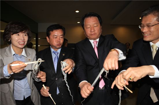 고재득 성동구청장(오른쪽 두번째)가 성동구의회 의장,의원들과 함께 세발낙지를 먹고 있다.