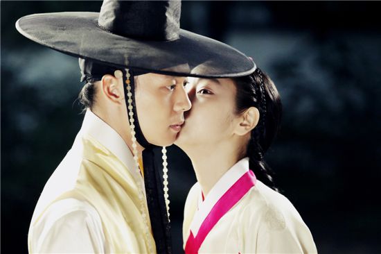 Park Yuchun and Park Min-young from a scene in KBS TV series "SungKyunKwan Scandal" [KBS]