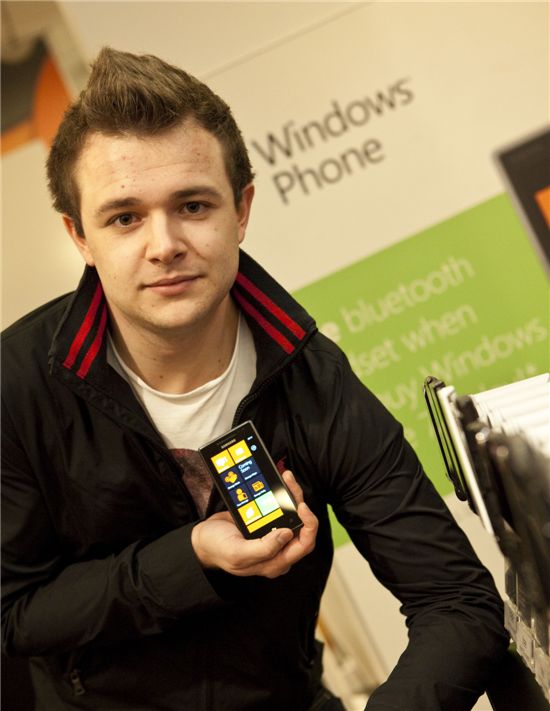 삼성전자 '옴니아7' 영국서 공식데뷔