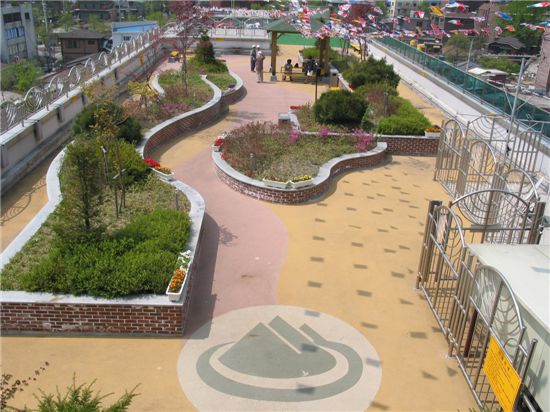 삼각산 문화예술회관 옥상녹화후 모습