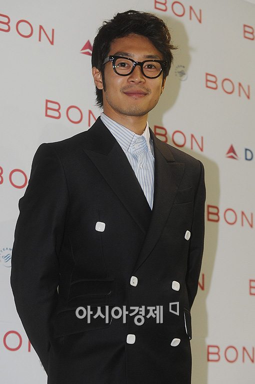 이켠, '레드카펫 노출 논란' 일침…"뭐했다고 배우?"