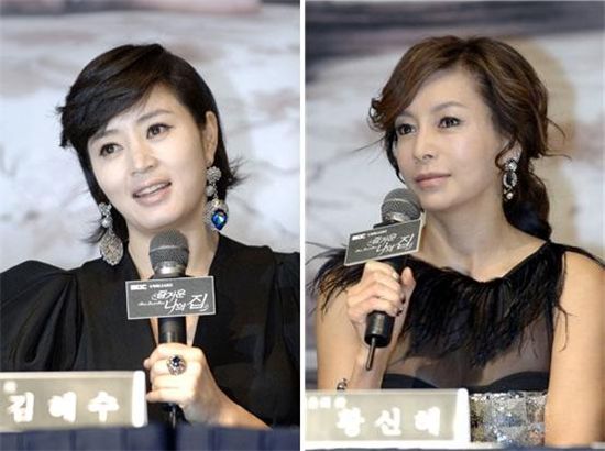 From left, actresses Kim Hye-soo and and Hwang Cine talk during a press conference for MBC TV seires "Home Sweet Home" at the Grand Hyatt Hotel in Seoul, South Korea on October 19, 2019. [MBC]