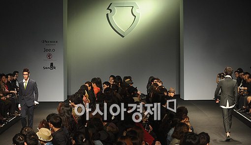 [포토]화려한 디자이너 강동준 쇼