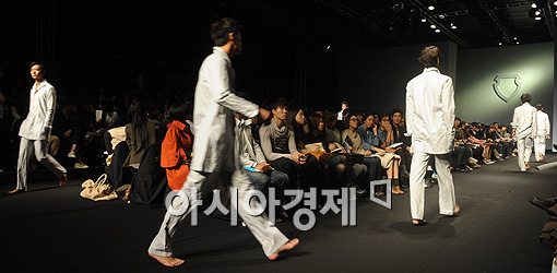 [포토]디자이너 강동준 쇼의 맨발 피날레
