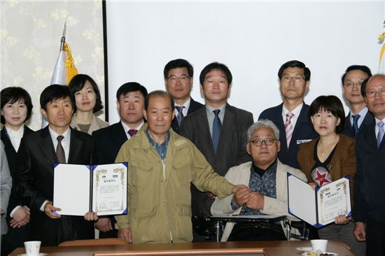 박홍섭 마포구청장이 에덴복지재단 관계자와 장애인 고용을 위한 헙무협약을 맺었다.
