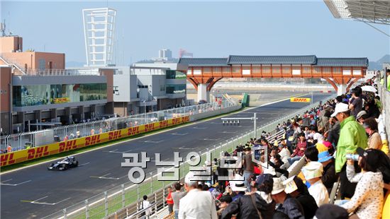 '2010 F1 코리아 그랑프리'가 개막한 22일 영암 인터내셔널 서킷경주장에는 F1 연습주행을 보기위해 수많은 관중들이 경기장을 찾아 엄청난 속도와 굉음을 즐겼다. 이승홍 기자 photo25@
