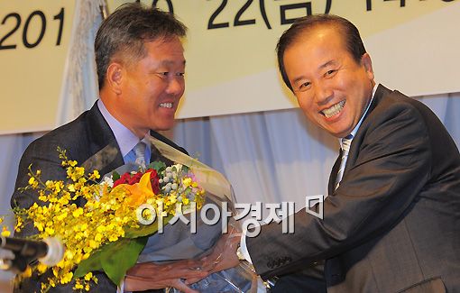 [포토]롯데 장병수 사장 '양승호 감독, 우승 부탁드려요'