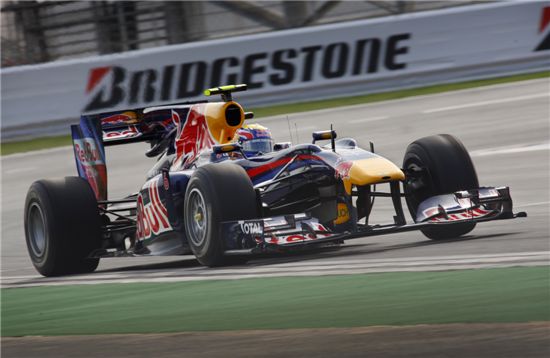 F1 코리아 그랑프리 첫날 연습 주행에서 마크 웨버가 역주하고 있다.