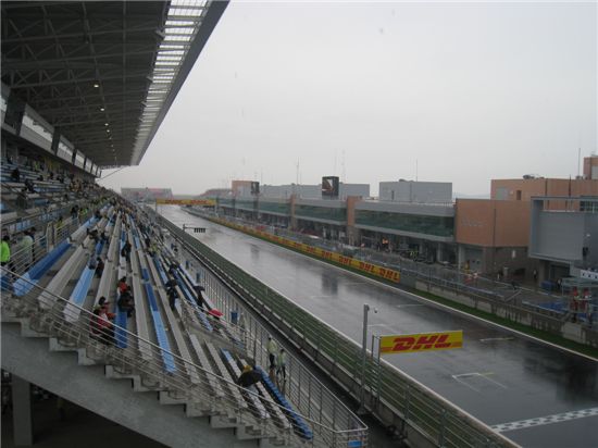 F1 코리아 그랑프리가 24일 대망의 결승전을 맞은 가운데 경기가 열리는 전남 영암 서킷에는 아침부터 비가 내리고 있다. 결승전을 관람하려는 관객들이 그랜드스탠드에 자리를 잡기 시작했다. 