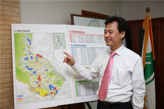 박겸수 강북구청장이 재개발 사업 초기단계부터 주민 참여를 높여나가겠다고 밝혔다.
