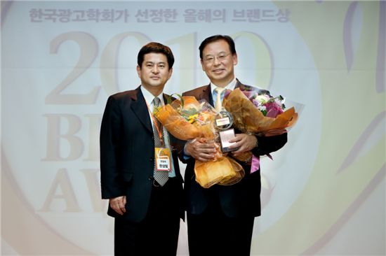 ▲한국암웨이 노용환 전무(오른쪽)와 한국광고학회 한상필 회장이 수상을 기념, 사진촬영을 하고 있다