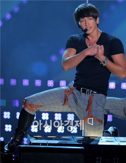 [PHOTO] Rain performs at Asia Song Festival