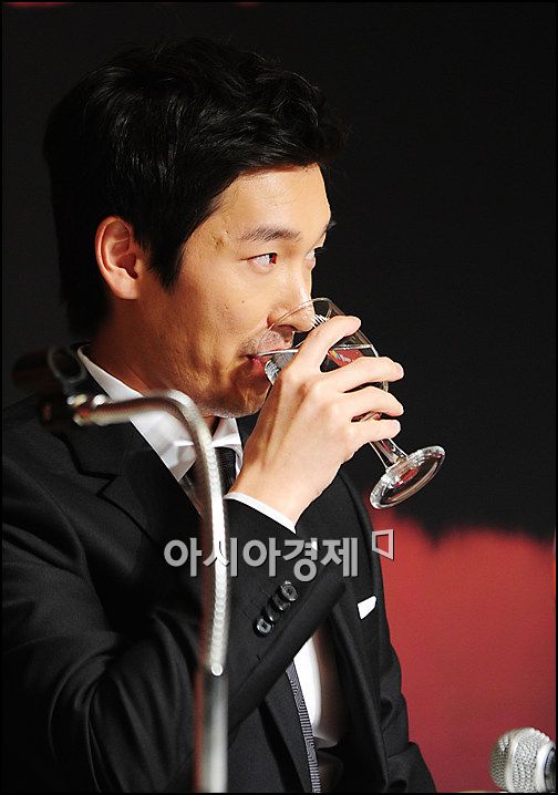 [포토]긴장한 조승우 '복귀 기자회견, 쉽지 않네'
