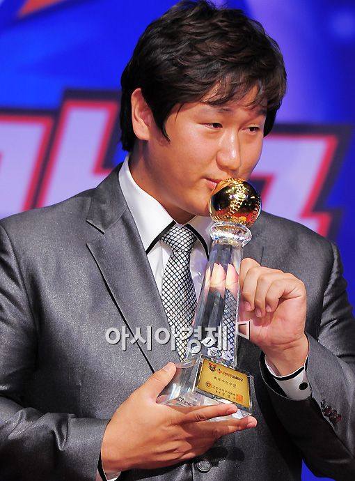 [포토]이대호, 최우수선수상 트로피에 키스를