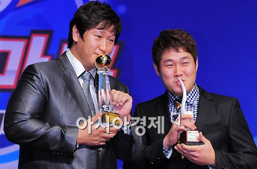 이대호, 생애 첫 프로야구 MVP…신인왕은 양의지(종합)