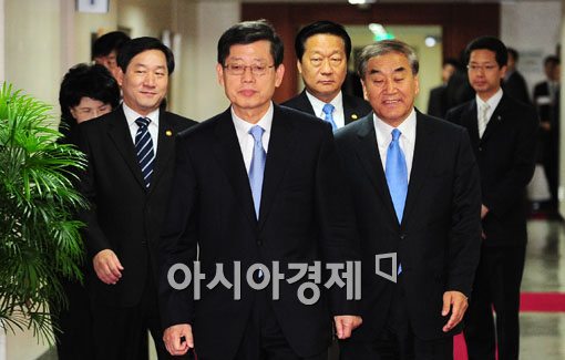 [포토] 국무회의 참석하는 김황식 총리