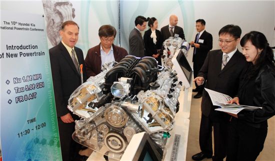 현대ㆍ기아자동차는 독자개발한 차세대 가솔린 엔진을 첫 공개했다. 26일 '현대ㆍ기아 국제 파워트레인 컨퍼런스(Hyundai-Kia International Powertrain Conference)에 참가한 연구원들이 ‘타우 5.0 GDi 가솔린 엔진’을 보고 있다.