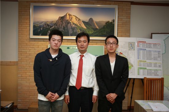 자랑스런 두 청년...왼쪽부터 김형기씨, 박겸수 강북구청장, 민경민씨.