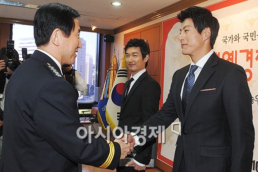 [포토]류수영 '명예경찰관, 영광입니다'