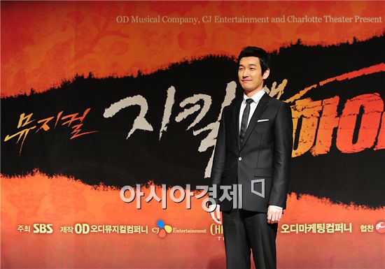 [PHOTO] Cho Seung-woo poses at "Jekyll & Hyde" presser