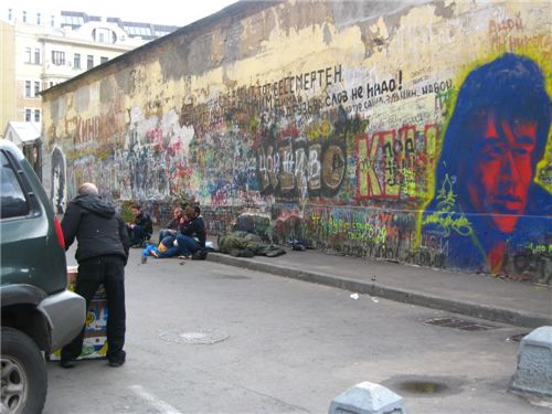 아르바트 거리에 있는 '평화의 벽'. 고려인 가수 '빅토르 최'를 추모하는 젊은 이들이 모여 있는 모습을 볼 수 있다