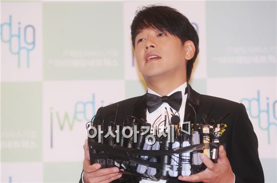 Actor Ryu Si-won speaks to reporters ahead of his wedding held at the Grand Hyatt hotel in Seoul, South Korea on October 26, 2010. [Lee Ki-bum/Asia Economic Daily]